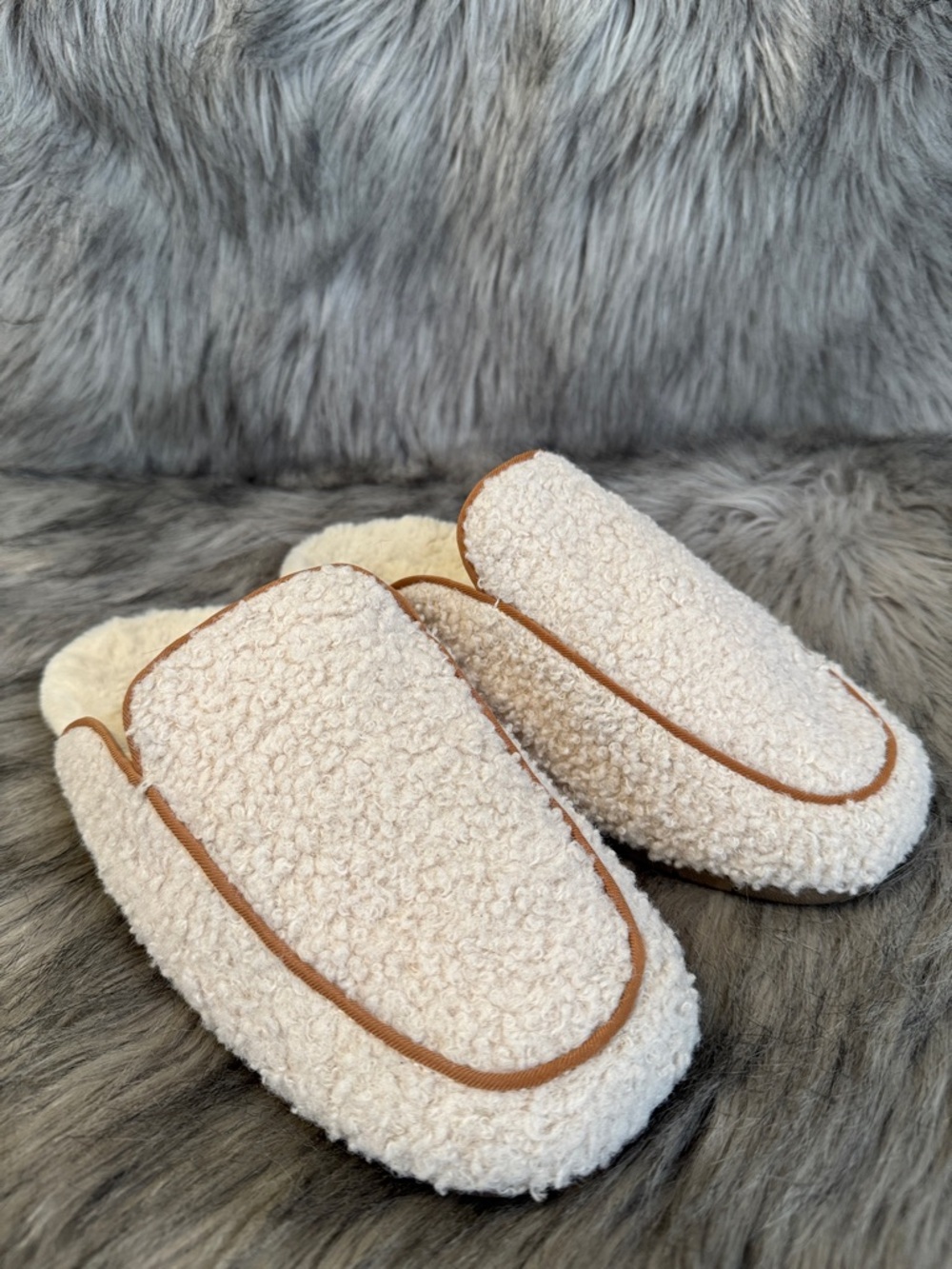 PRICE FIRM Vionic Cream Slip-On Mule Slippers with Brown Trim Size 9 - Picture 8 of 8